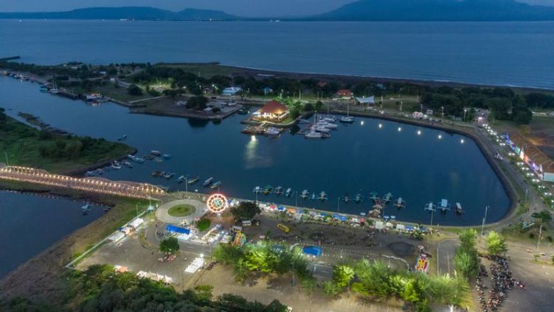 Keindahan dan Serunya Liburan di Pantai Boom, Banyuwangi